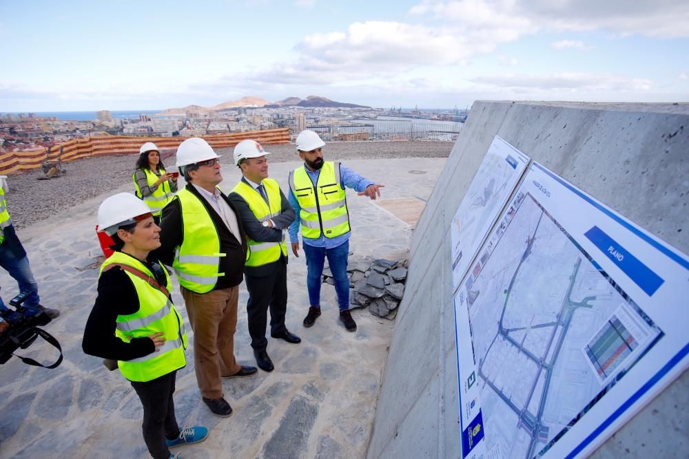 El alcalde visita las obras del mirador de Altavista