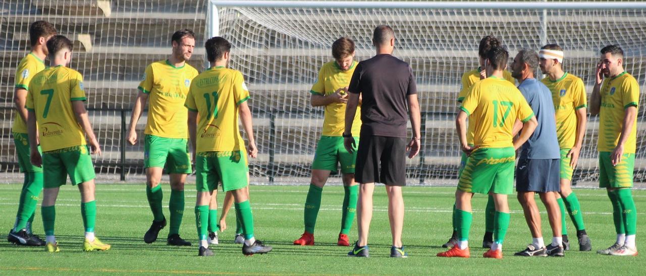 Los jugadores del Montilla atienden a las indicaciones de su cuerpo técnico durante una sesión de entrenamiento.