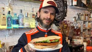 Miguelo, con la enorme milanesa en formato bocadillo del 180 París Café.