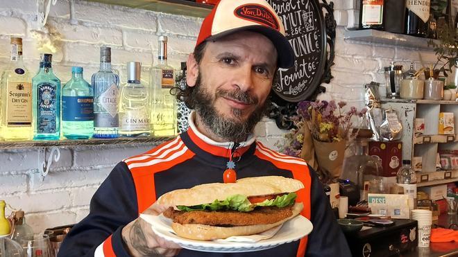 Miguelo, con la enorme milanesa en formato bocadillo del 180 París Café.