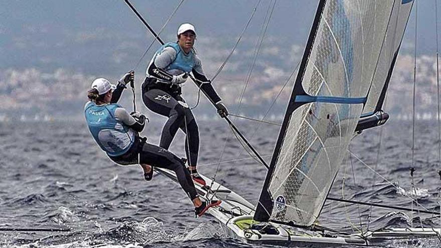 Paula BarcelÃ³ y Tamara Echegoyen en una de sus regatas del 50 Trofeo Princesa SofÃ­a Iberostar.