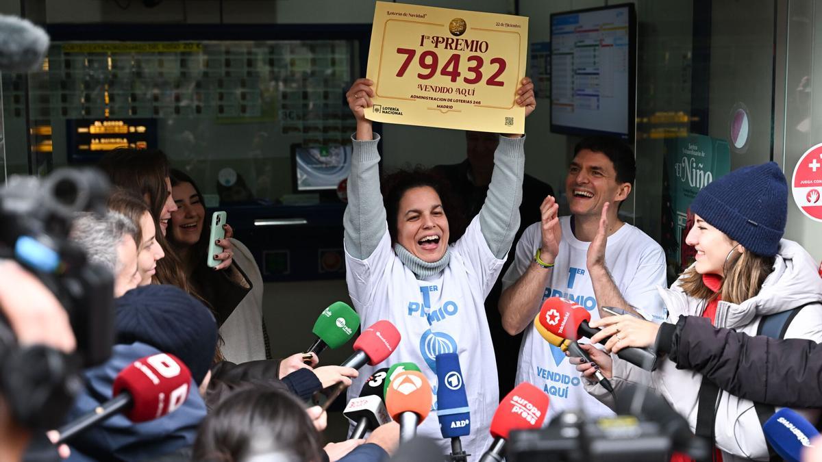 Trabajadores de la administración Nº 246 de Madrid con el número premiado.