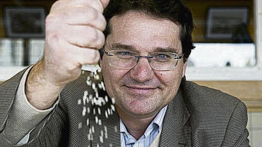 El investigador científico José Miguel Mulet, con un puñado de arroz en la mano.