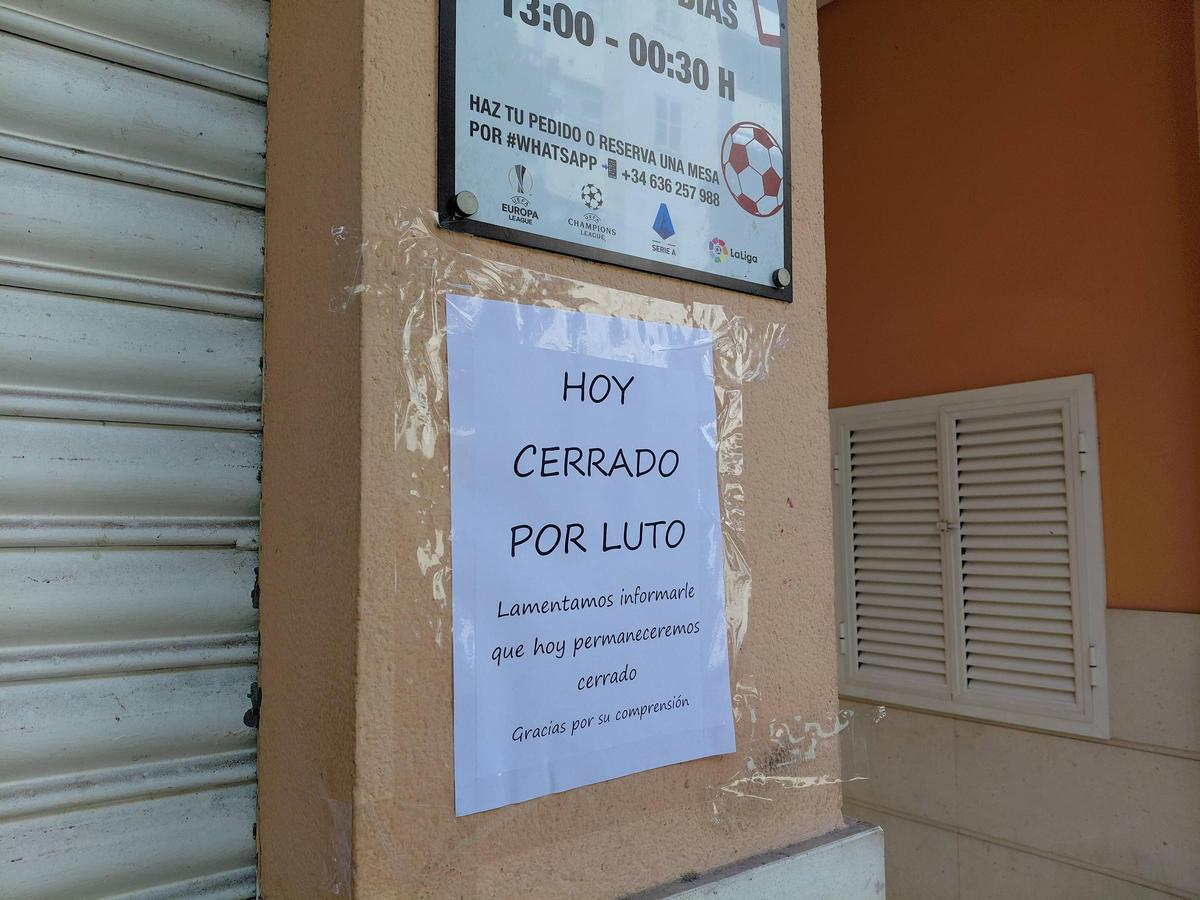 El cartel colgado en la puerta de la pizzería de Ibiza en la que trabajaba el apuñalado.