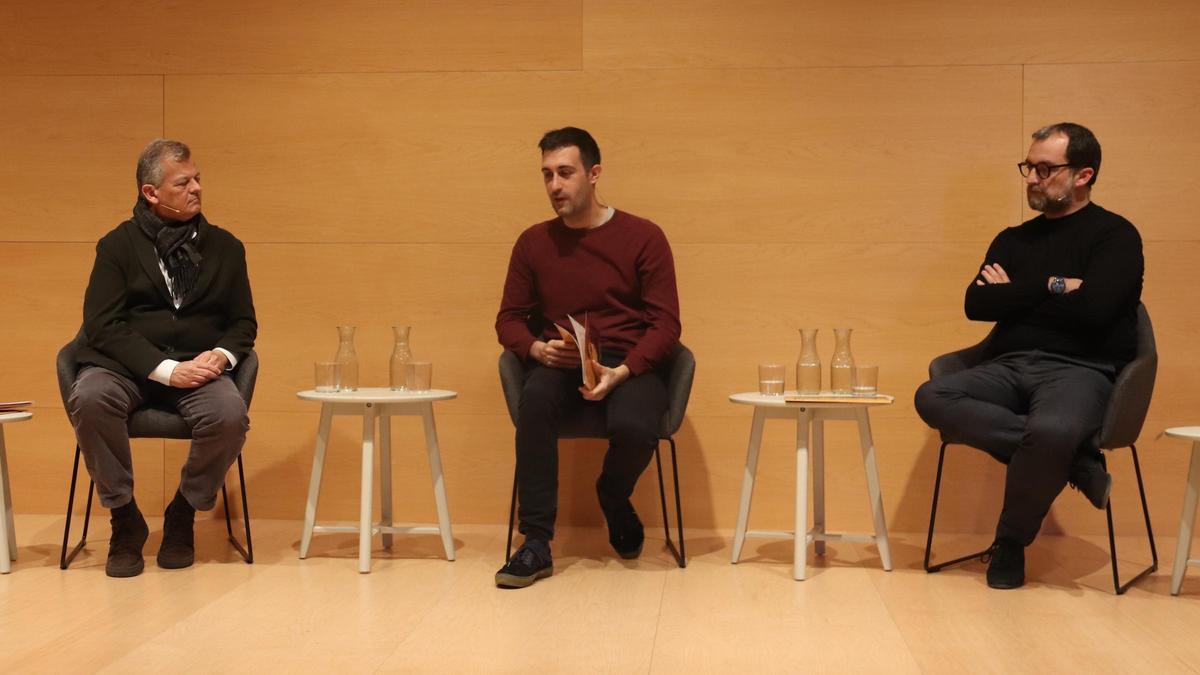 El director del festival de Peralada, Oriol Aguilà, el compositor Joan Magrané i el director musical Francesc Prat en la presentació de 'Tenebrae Responsoria'