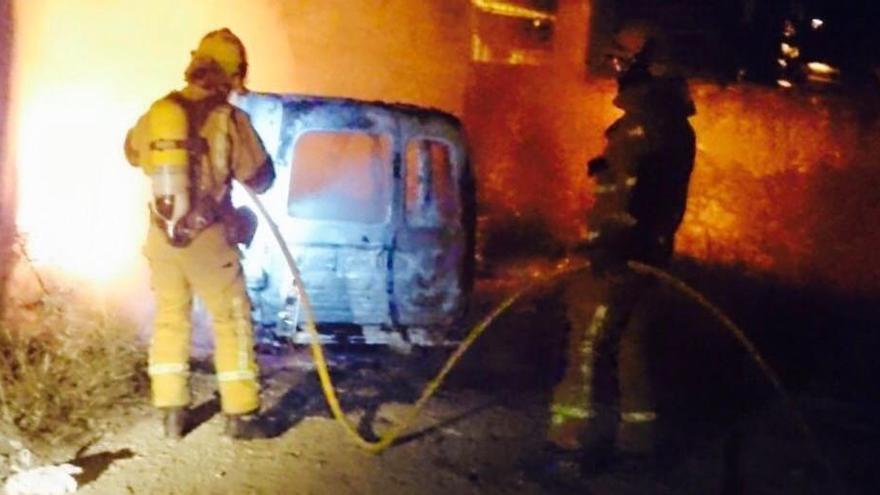 Los bomberos sofocando el incendio del vehículo esta madrugada