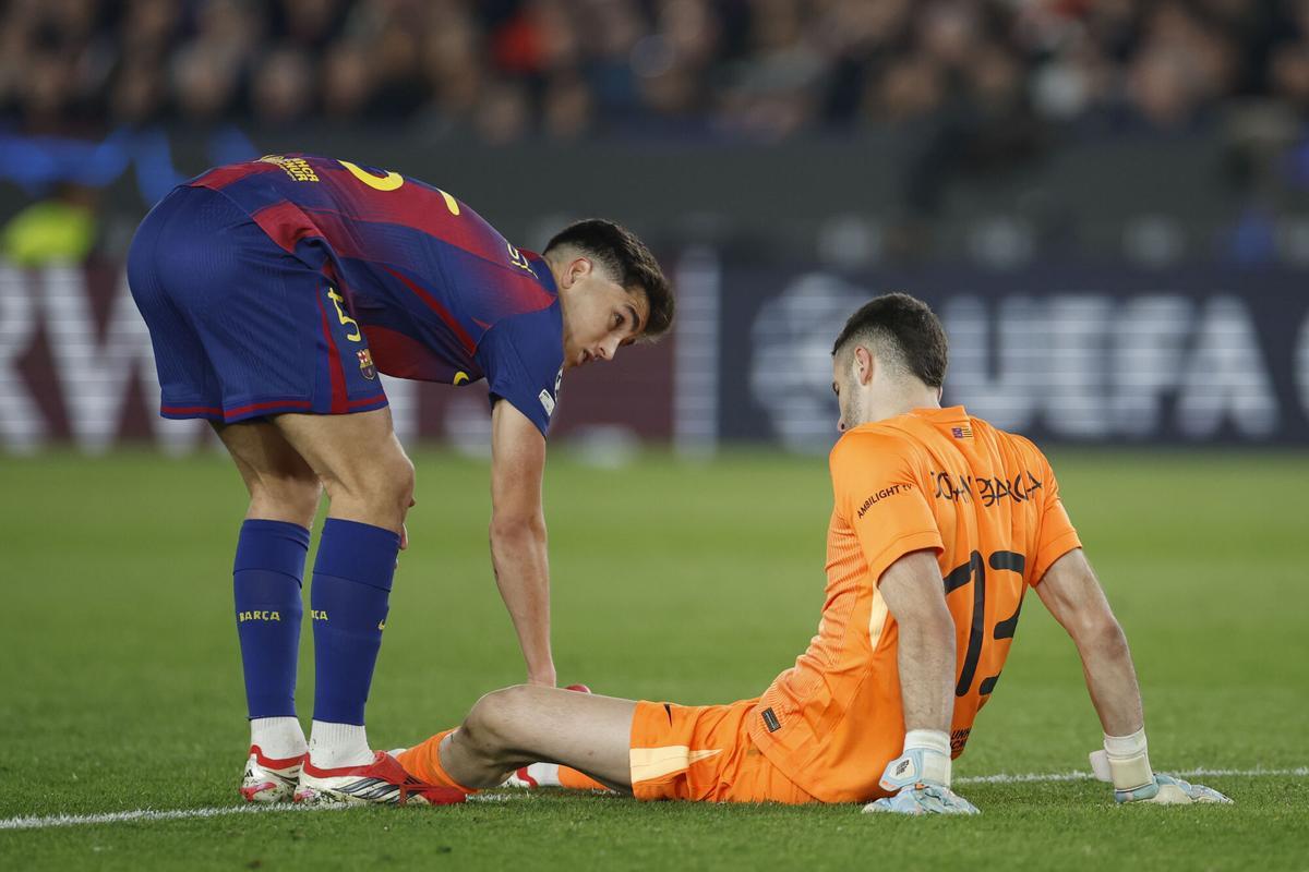 Pau Cubarsí atiende a su compañero Joan García durante el partido de vuelta de los octavos de final de la Liga de Campeones disputado entre el Barcelona y el Newcastle.