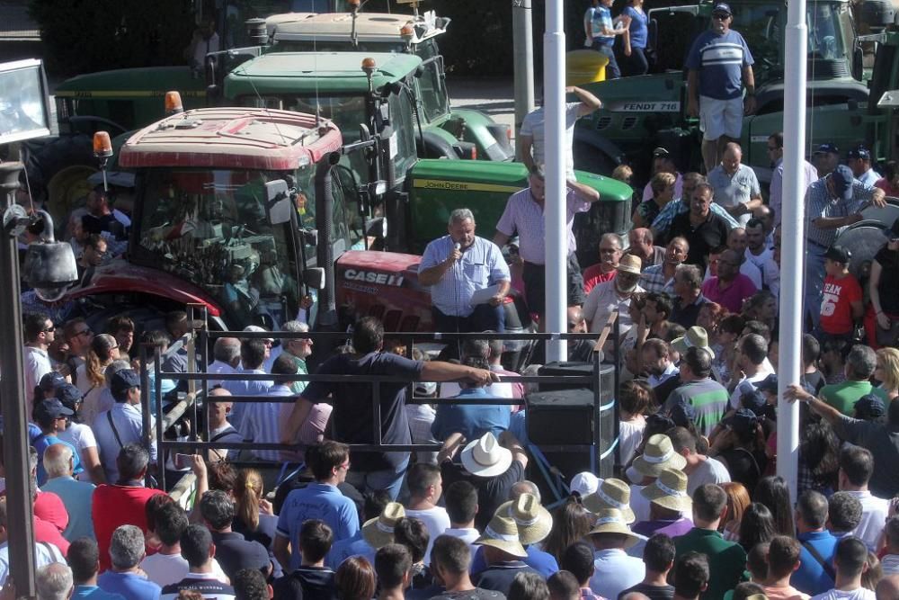 Protesta de agricultores en la Asamblea Regional