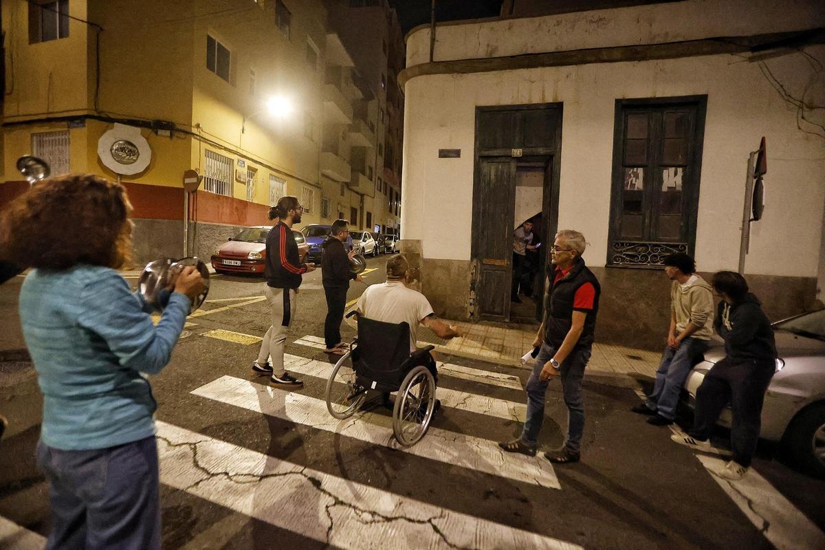 Una de las caceroladas organizadas por los vecinos de El Toscal frente a una de las casas ocupadas en la calle El Saludo.