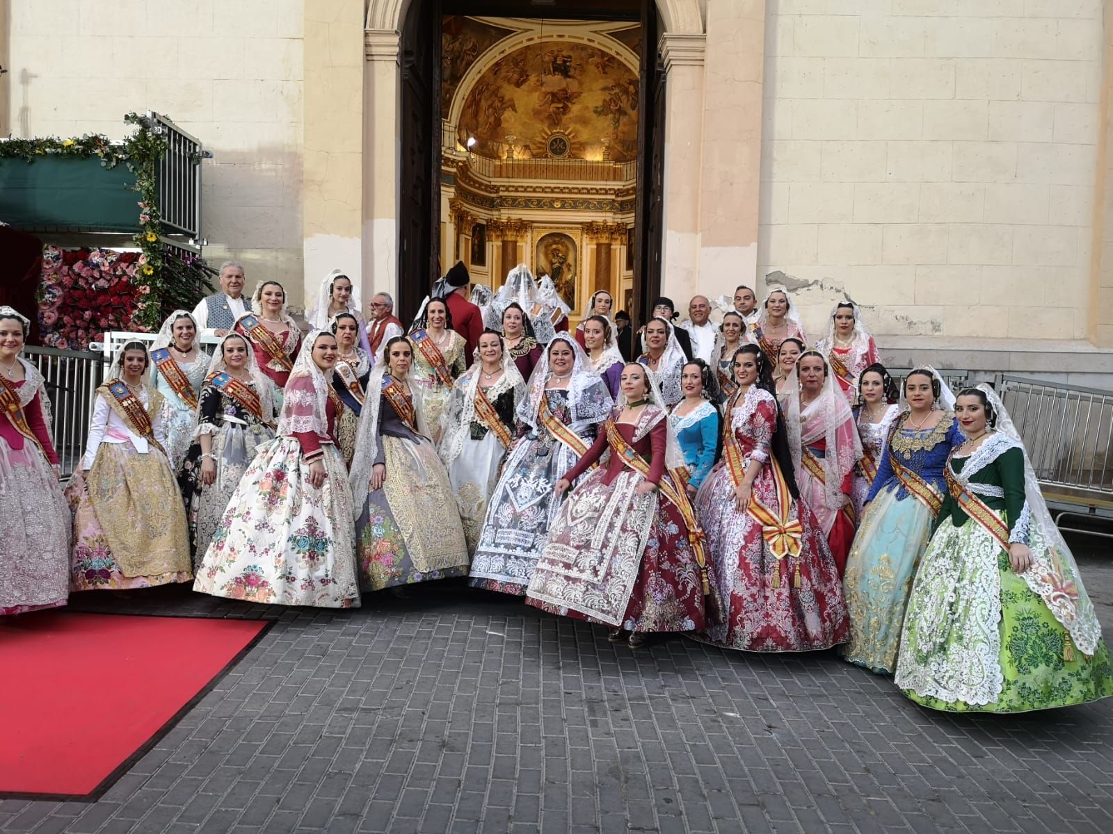 Las seis comisiones de Riba-roja de Túria celebran la Ofrenda a la Mare de Déu dels Desamparats