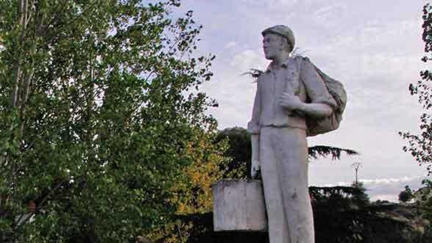 Monumento al emigrante, en Fermoselle.