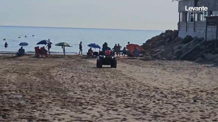 La cuerda que salva vidas en la playa de Gandia