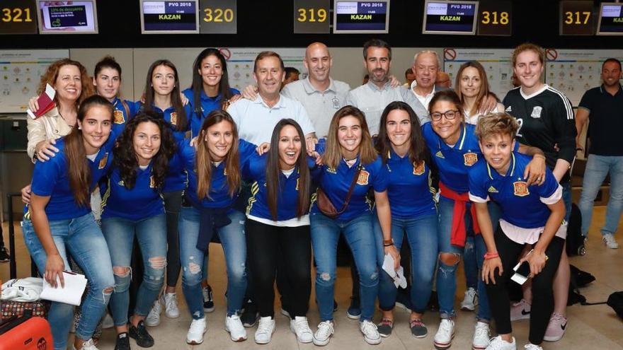 La delegación del combinado femenino que mañana apoyará a España ante Irán en Kazán. // @SeFutbolFem