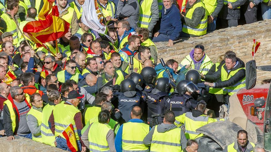 El &#039;asedio&#039; de los tractores a La Aljafería visto desde dentro del Pleno