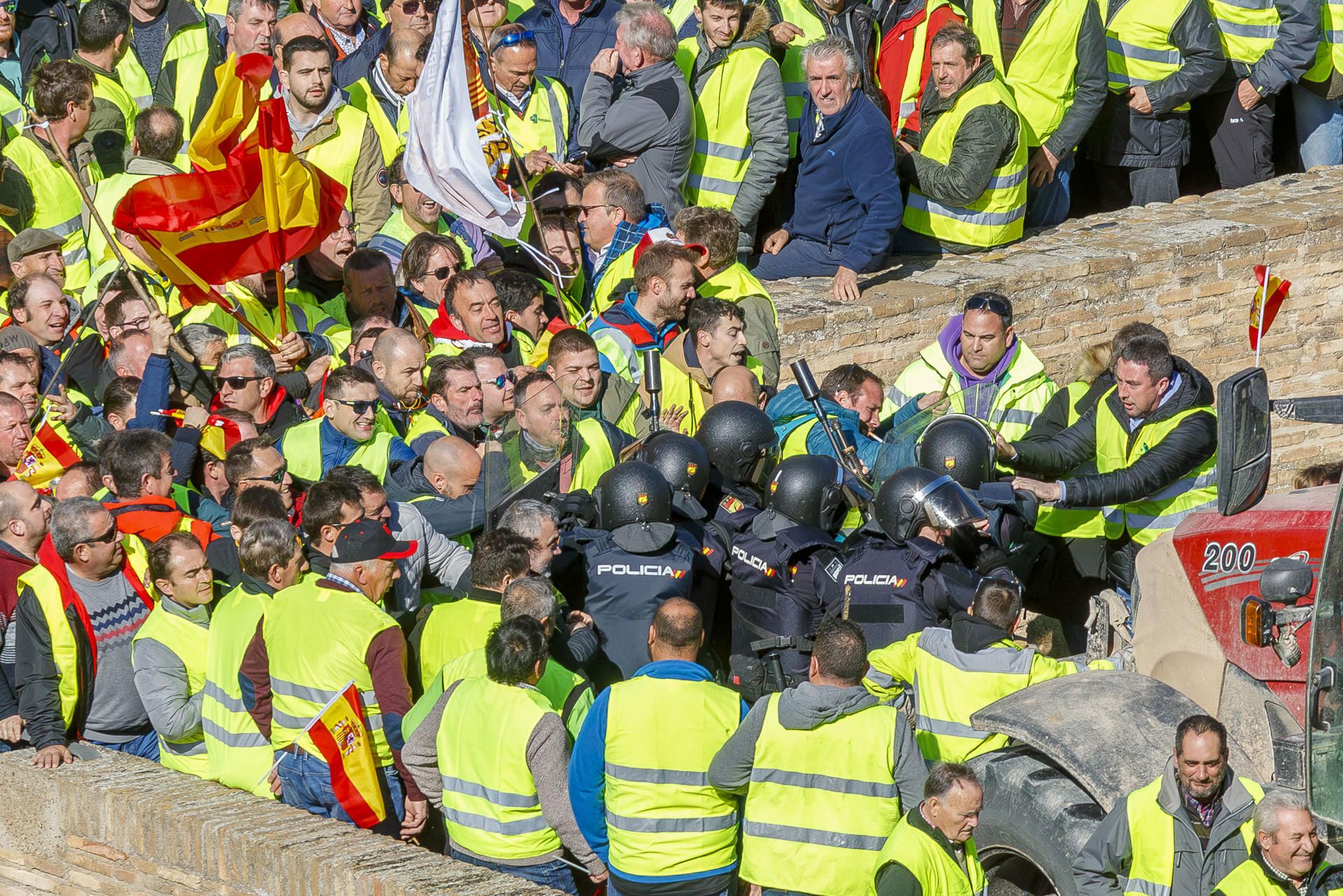 En imágenes | Las protestas de los agricultores llegan a las puertas de La Aljafería