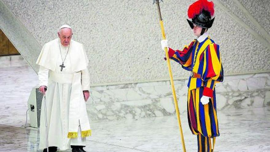 El Papa, a su llegada a la audiencia general semanal del clero en la sala Paolo VI del Vaticano. |  // G. LAMI