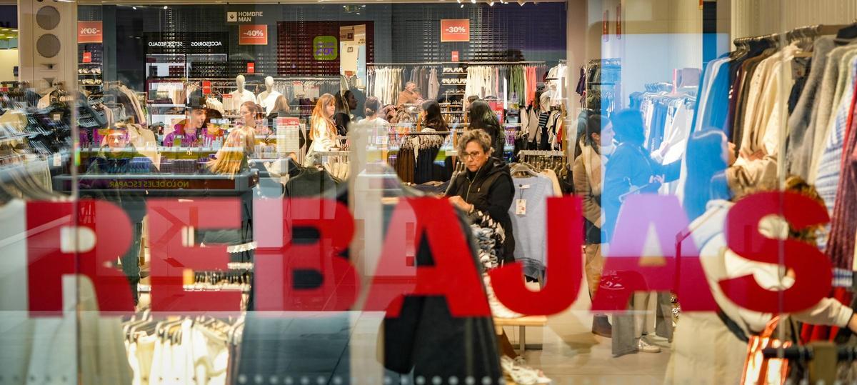 FOTOGALERÍA | Primer día de rebajas en Badajoz: colas, cambios y menos afluencia que otros años