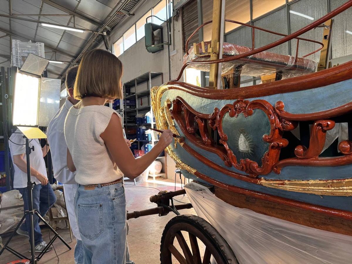 El carro, durante el proceso de restauración.