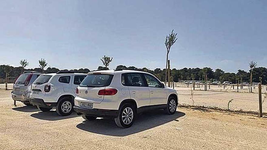 Los primeros coches empiezan a conocer el nuevo aparcamiento oficial del parque natural.