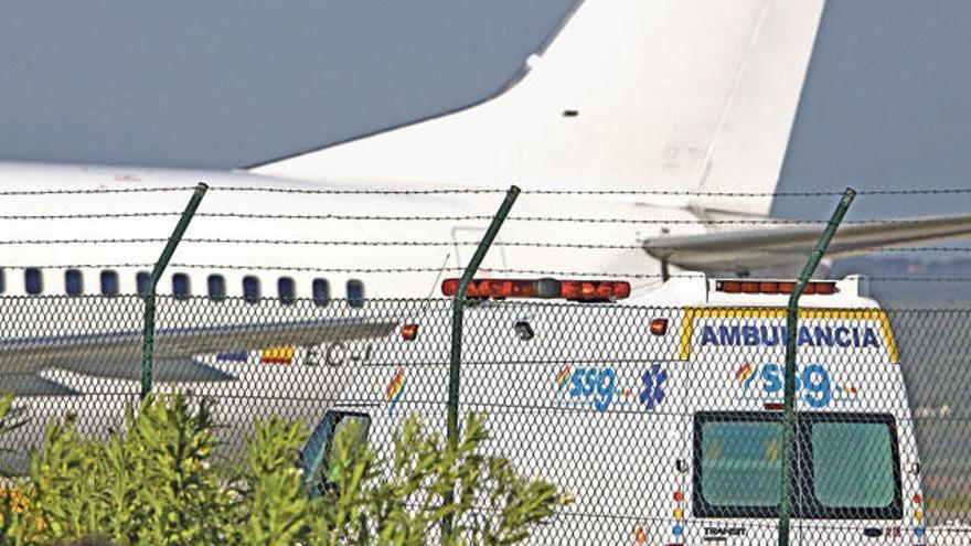 Una ambulancia durante una emergencia en el aeropuerto de Son Sant Joan.