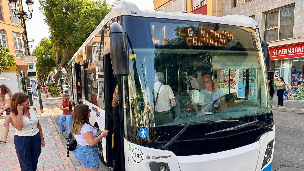 Varios usuarios suben a un autobús de Fuengirola.