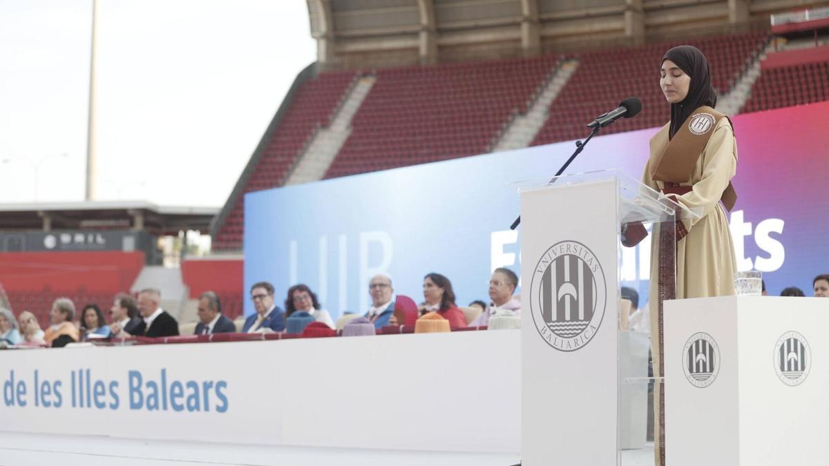 Khaoula Ikkene, graduada en Ingeniería Informática, leyendo su discurso durante la graduación en Son Moix.
