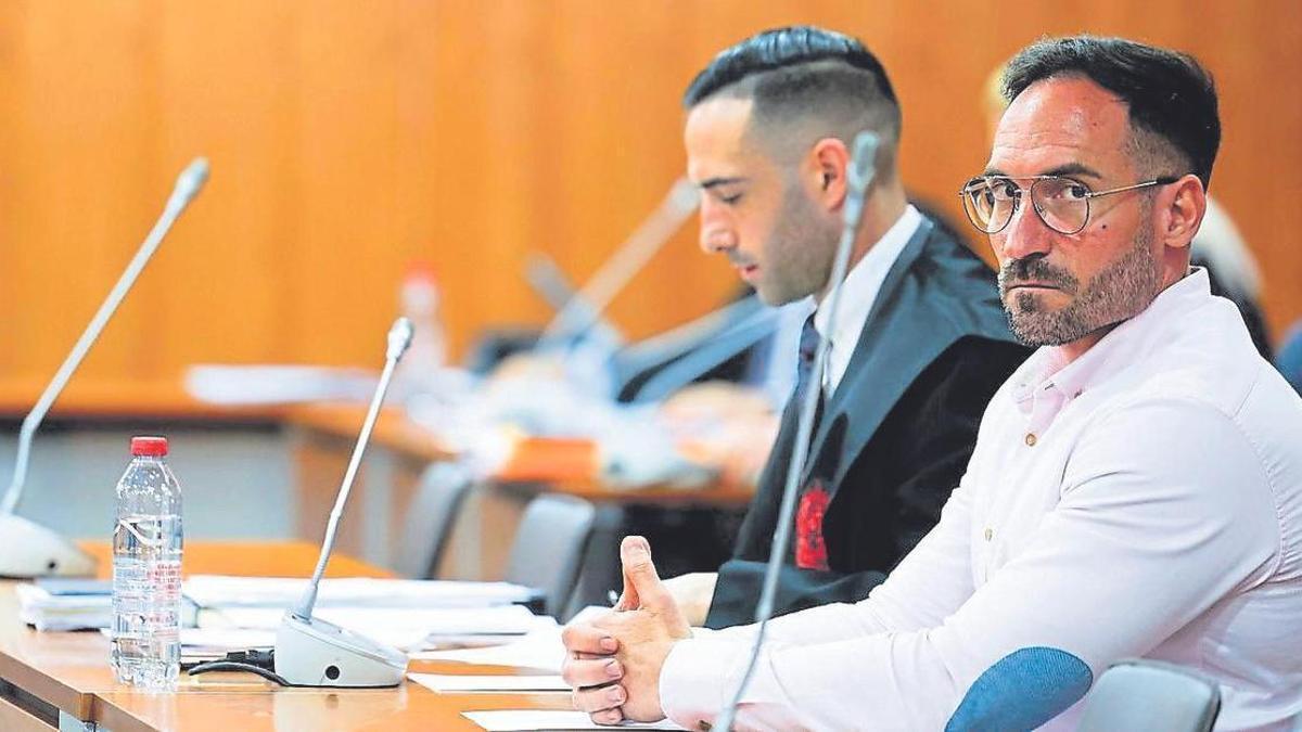 El condenado, durante el juicio.