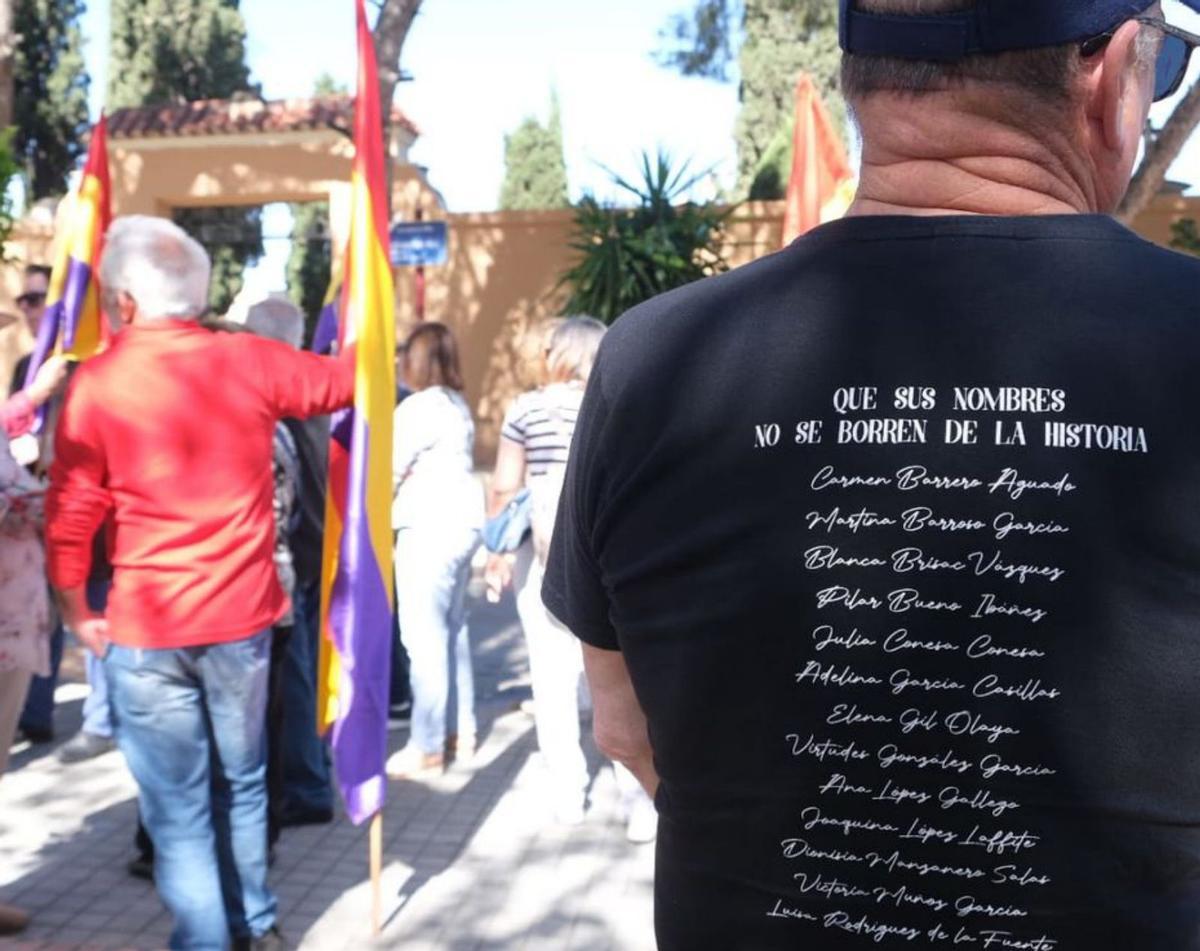 Pensionistas de CC OO con un ramo con los colores de la República antes de depositarse en el lugar dedicado a los fusilados del Cementerio Viejo.   | ÁXEL ÁLVAREZ