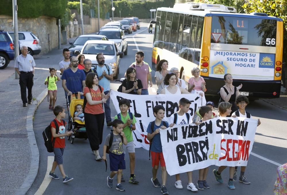 Marxa lenta a Montjuïc per reclamar millores en el transport escolar