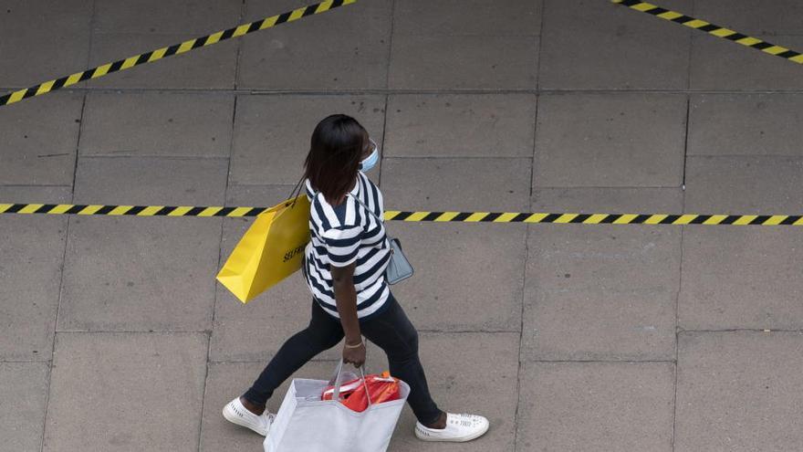 Una mujer de compras en Oxford Street.