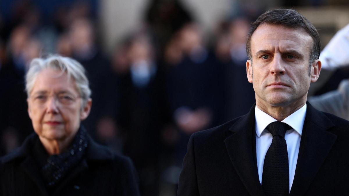 La primera ministra francesa, Élisabeth Borne, y el presidente, Emmanuel Macron, durante la ceremonia de homenaje al fallecido expresidente de la Comisión Europea Jacques Delors.
