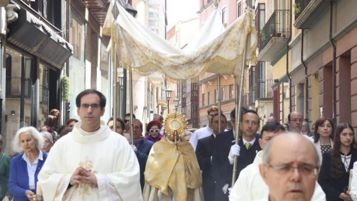 Un momento de la procesión de traslado del Santísimo desde San Andrés.