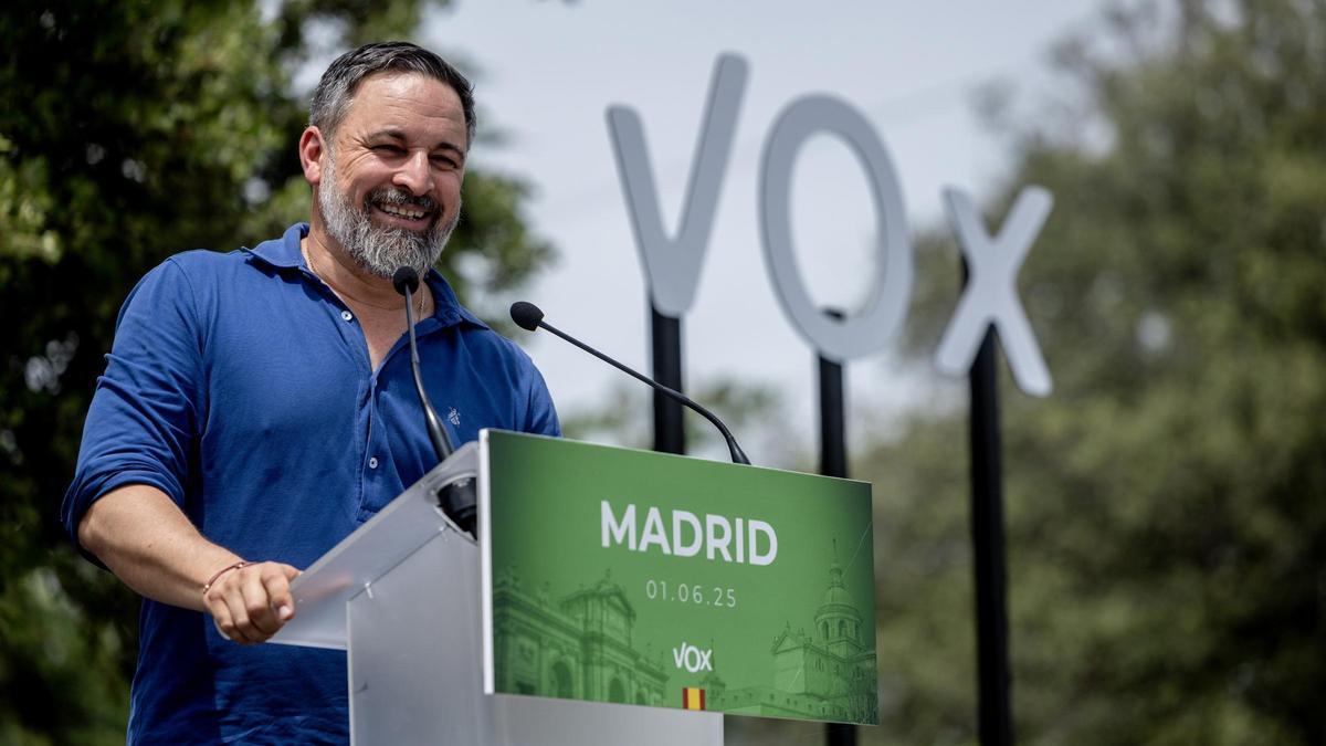 El presidente de Vox, Santiago Abascal, interviene durante una comida con afiliados y simpatizantes de Vox, en El Jardín de la Chalota, a 1 de junio de 2025, en Navalagamella, Madrid (España).