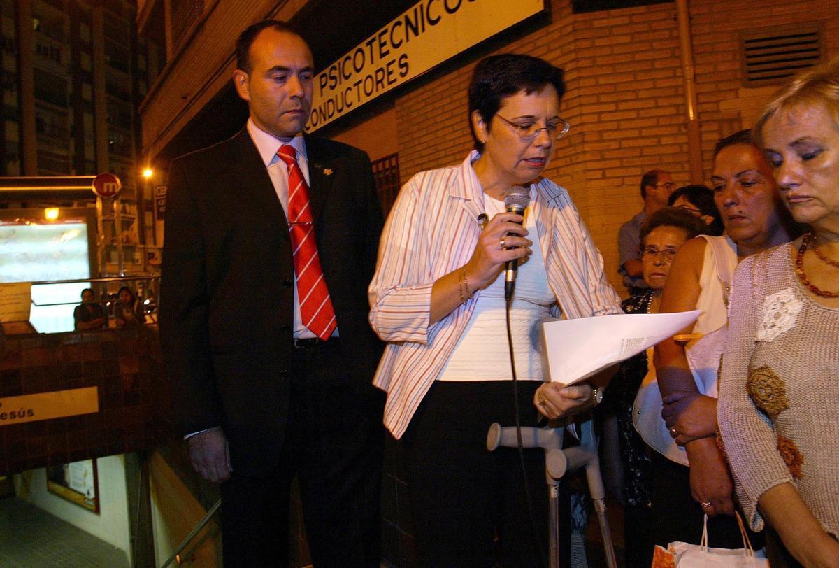 Toni Pla y Maria Dolores canet, de la Associació Veïnal de Patraix, en el homenaje a las víctimas del metro, el 8 de octubre de 2006.