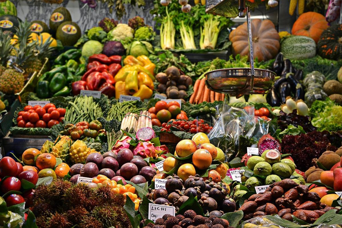 Frutas y verduras en un puesto de mercado.