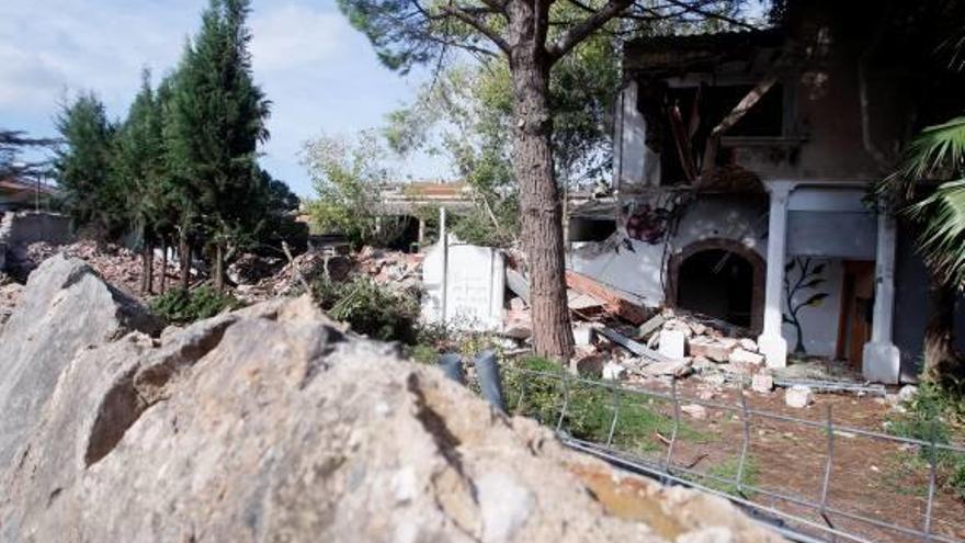 Imatge de l&#039;interior de la finca, on ja s&#039;ha enderrocat part de les edificacions.