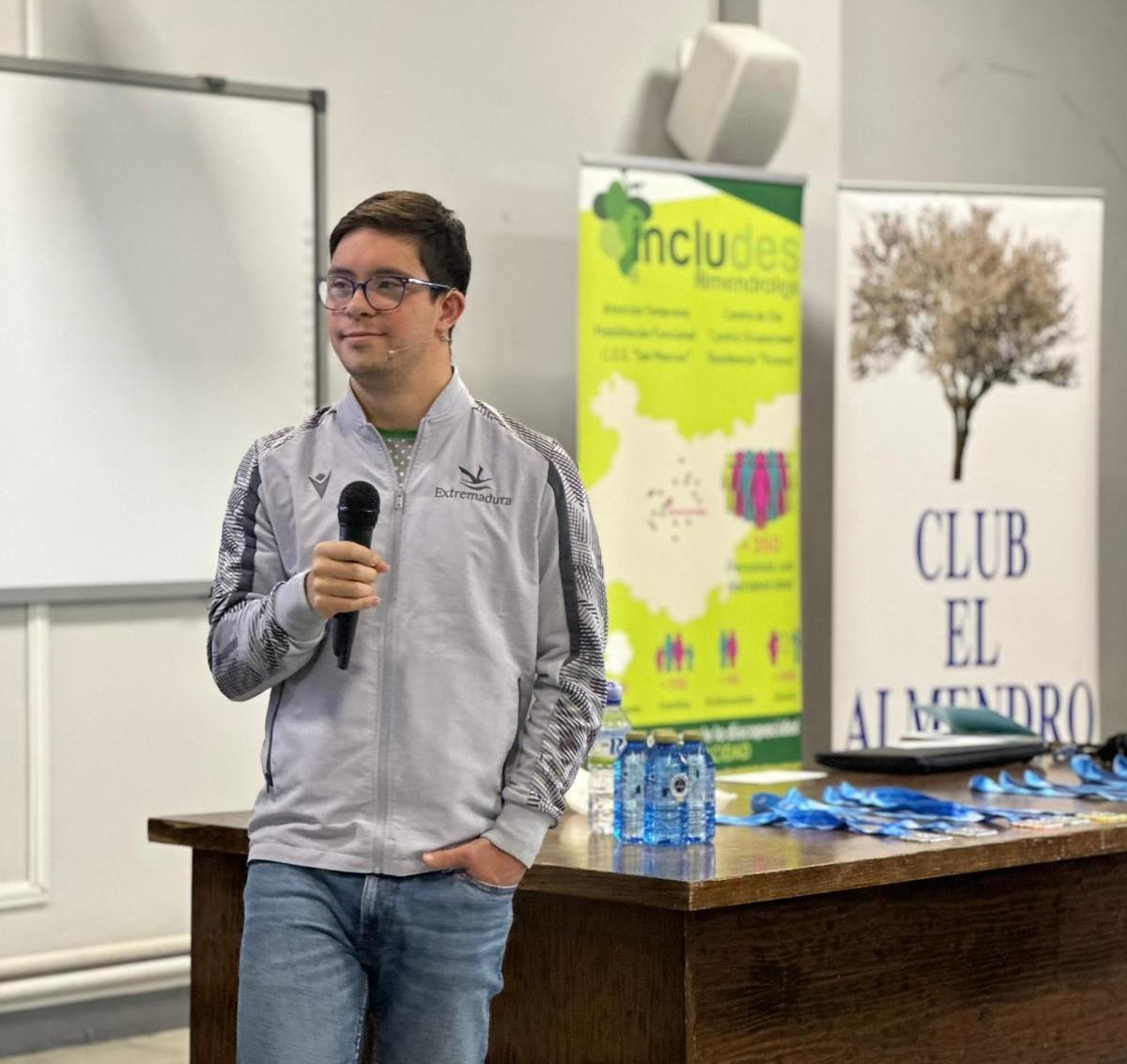 Guillermo Gracia durante su inspiradora charla en Includes Almendralejo.