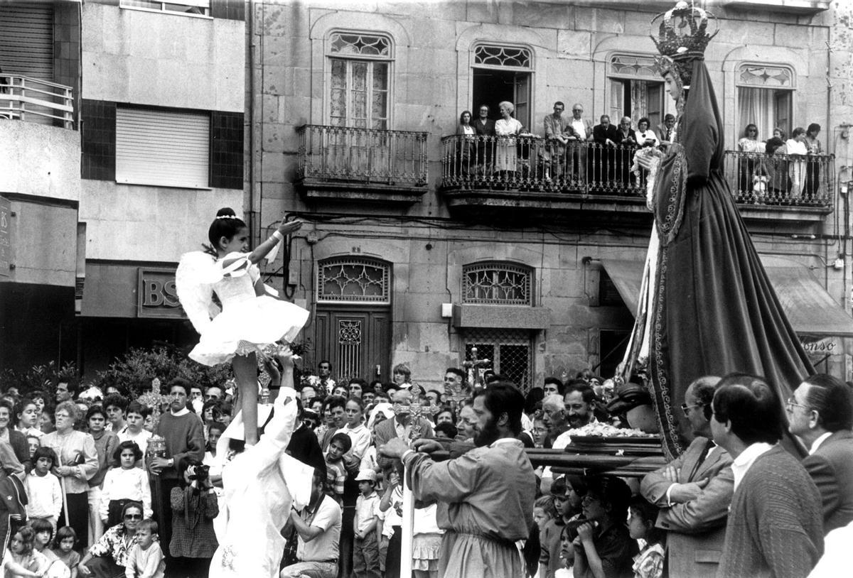 Una de las Penlas, ante la Virgen «A Gabacha», en 1989.