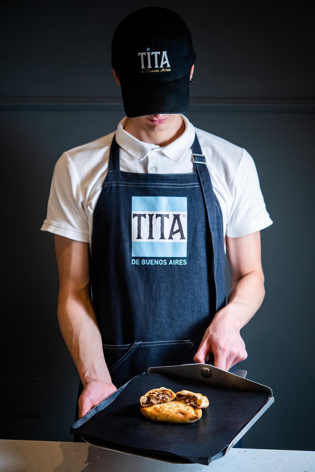 Camarero con empanadas Tita