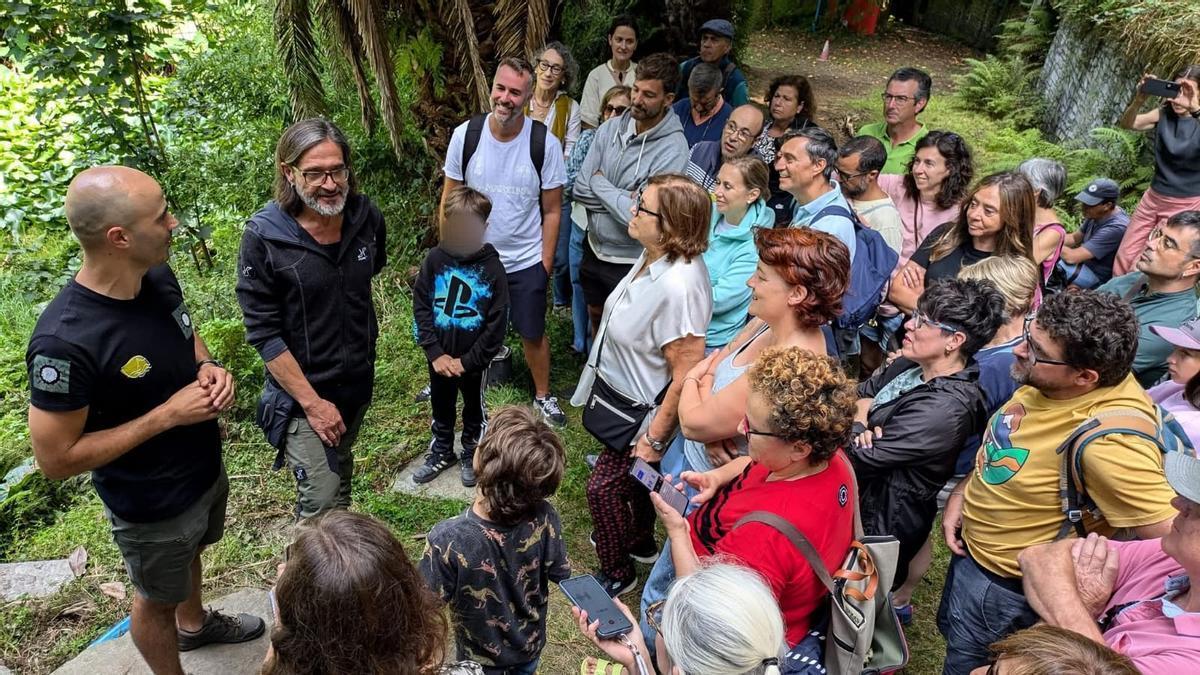 Un recorrido botánico único: Luarca acoge al «Mesías de las Plantas» en su bosque-jardín