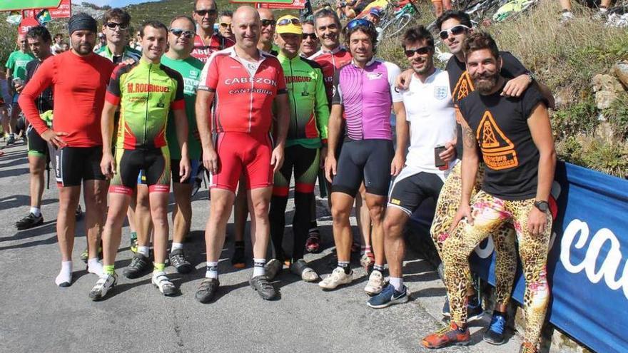 Óscar Freire, cuarto por la derecha, posando junto a un grupo de aficionados.