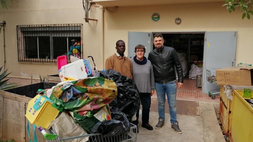 Emaya entrega 225 kilos de juguetes reciclados al de Cáritas Mallorca