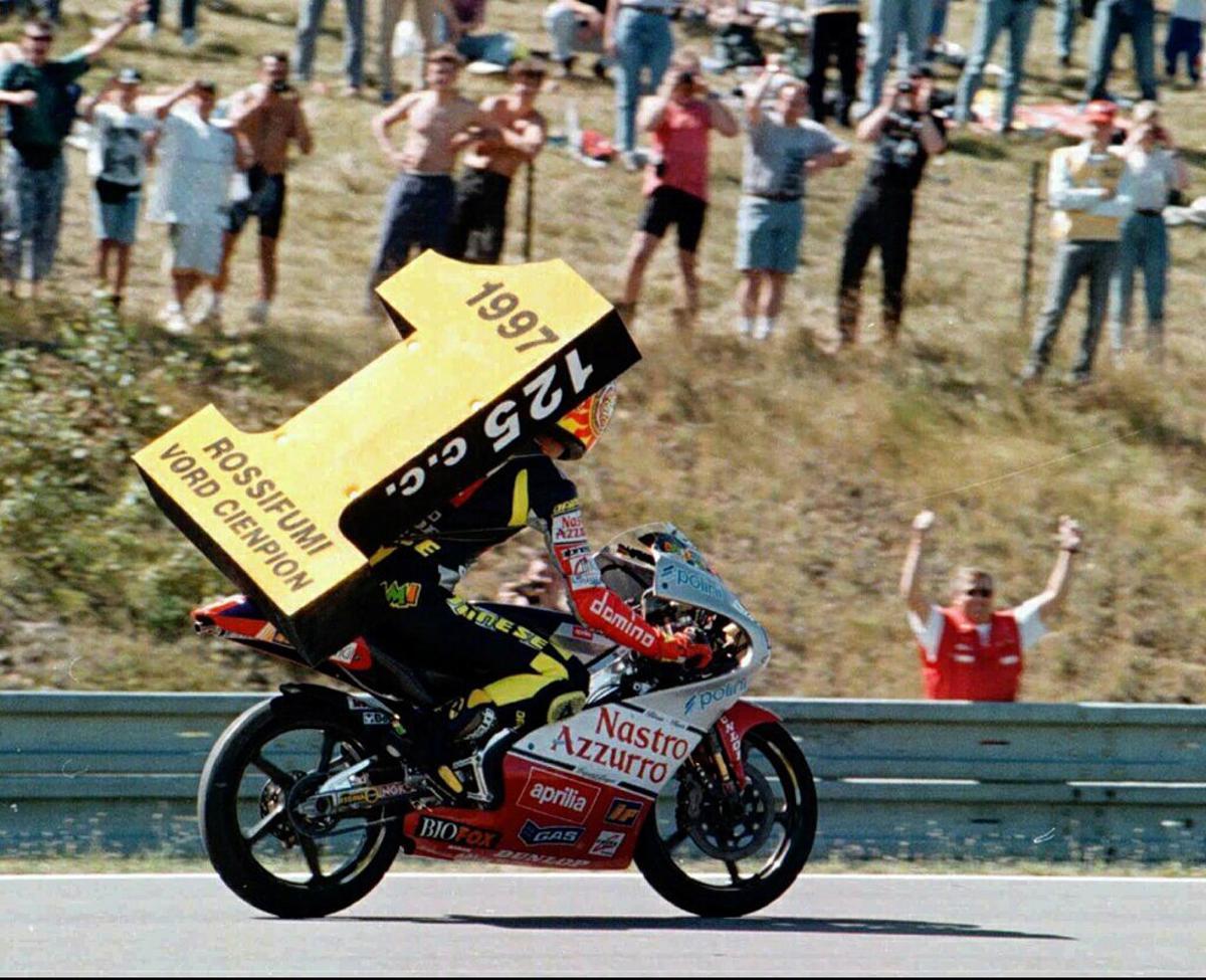 En 1997 Valentino Rossi consigue en la categoria de 125cc su primer Mundial de motociclismo.