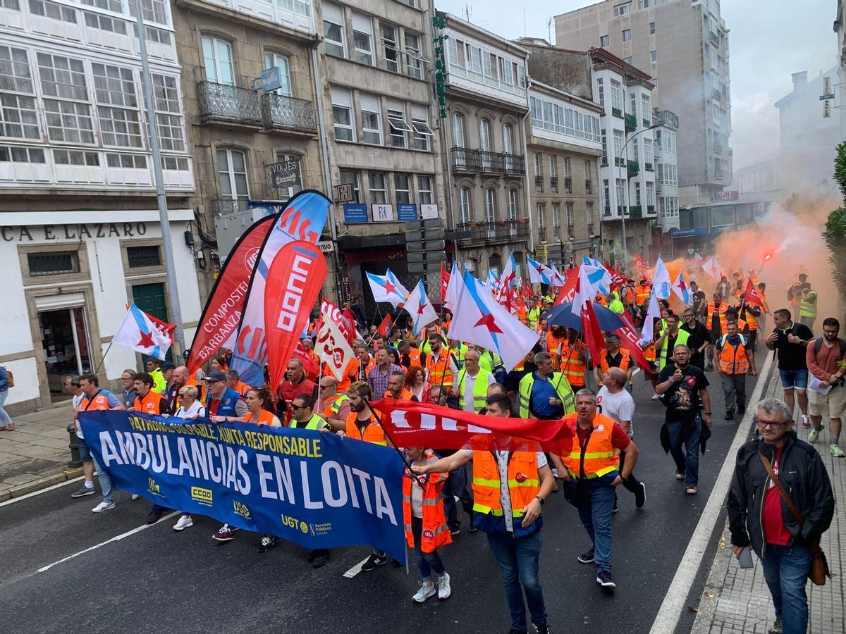 Manifestación de traballadores de ambulancias este mércores en Santiago