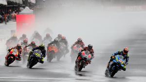 Los pilotos de Moto GP durante la segunda salida de la prueba, suspendida durante 30 minutos debido a la fuerte tromba caída en el circuito Ricardo Tormo de Cheste (Valencia).