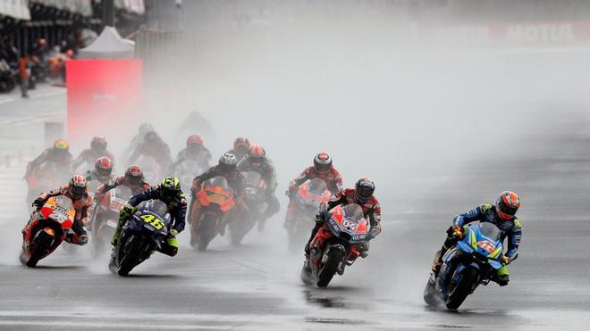 Los pilotos de Moto GP durante la segunda salida de la prueba, suspendida durante 30 minutos debido a la fuerte tromba caída en el circuito Ricardo Tormo de Cheste (Valencia).