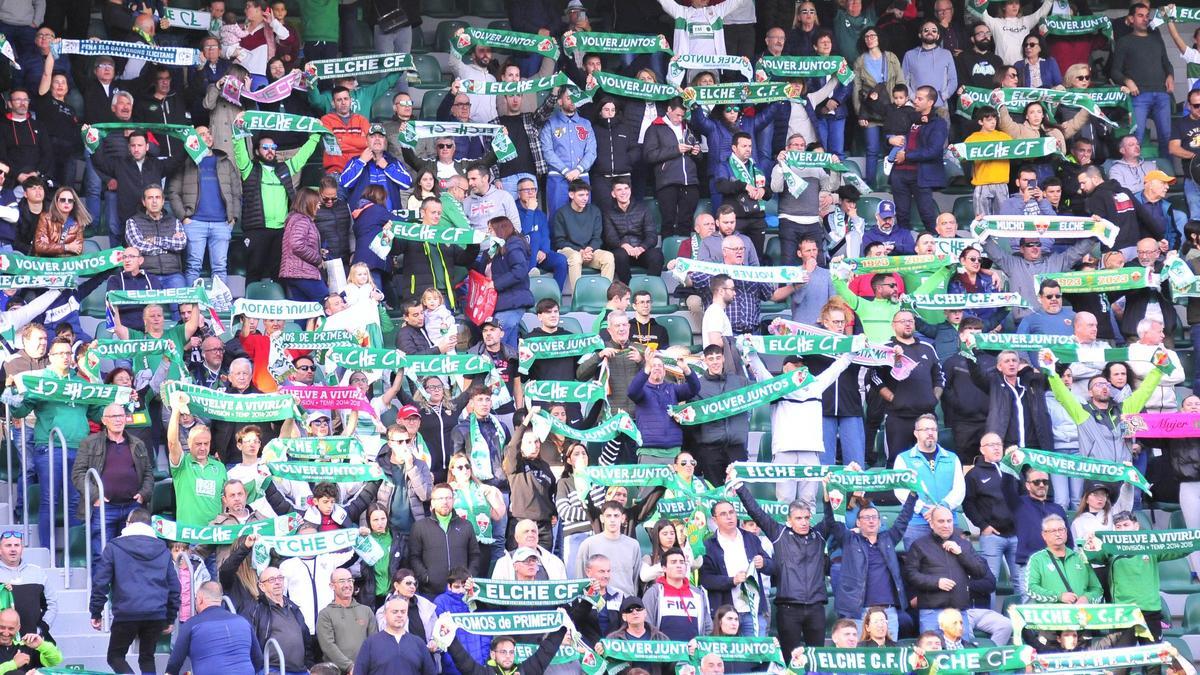 Los aficionados del Elche, el pasado domingo, en el estadio Martínez Valero