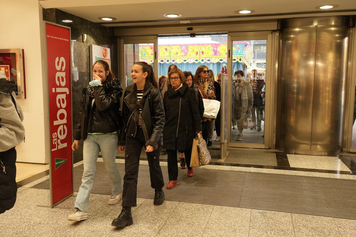 Momento de la apertura de El Corte Inglés, con los más madrugadores.