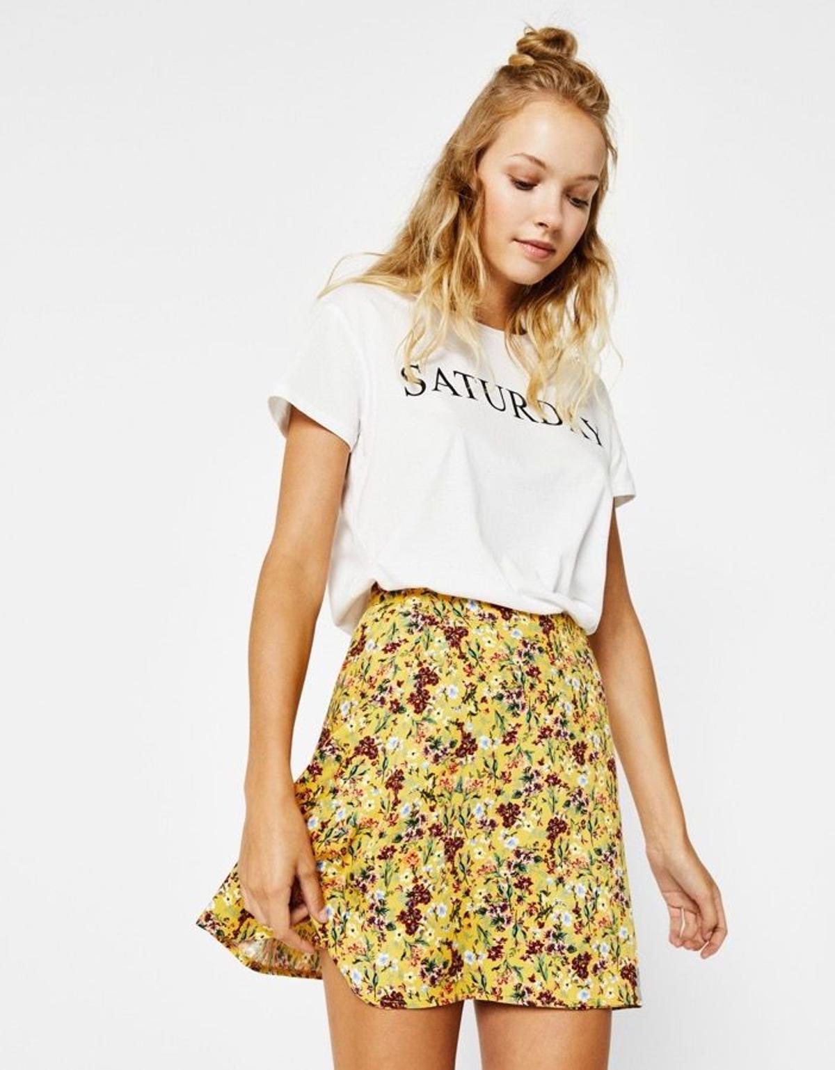 Camiseta y minifalda, Bershka