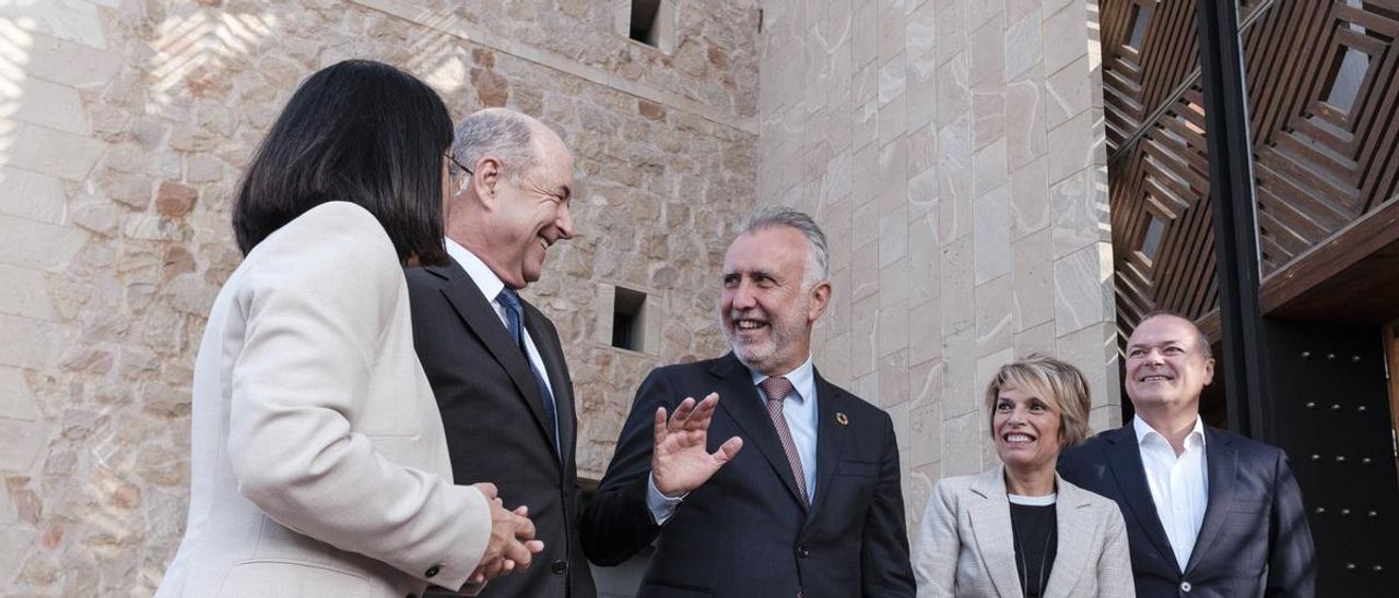 Carolina Darias, Pedro Ortega, Ángel Víctor Torres, Elena Máñez y Augusto Hidalgo, esta mañana en el Auditorio Alfredo Kraus.